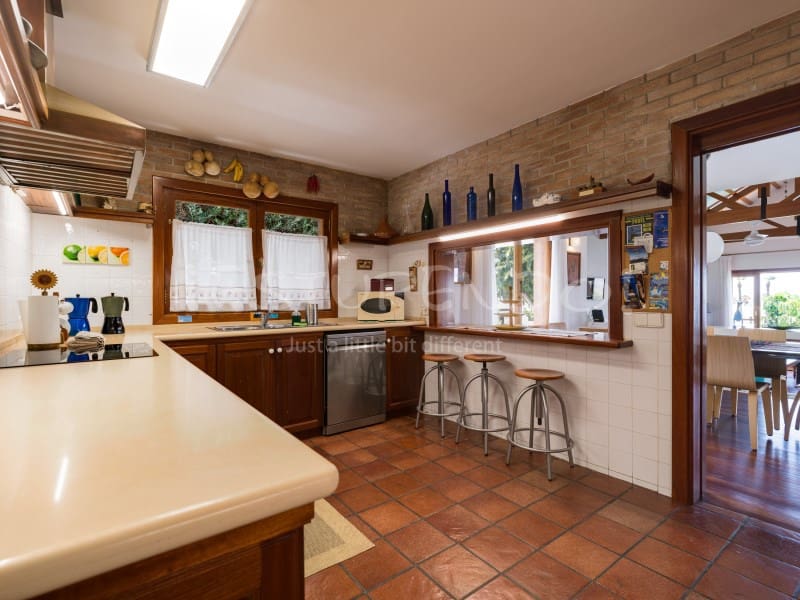 5 bedroom Villa for sale in Arrecife with garage - € 1,045,000 (Ref: 9888735)