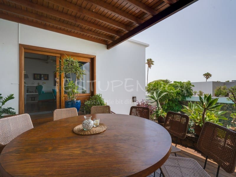 5 bedroom Villa for sale in Arrecife with garage - € 1,045,000 (Ref: 9888735)