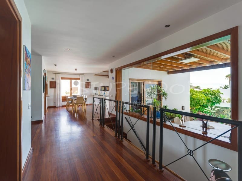 5 bedroom Villa for sale in Arrecife with garage - € 1,045,000 (Ref: 9888735)
