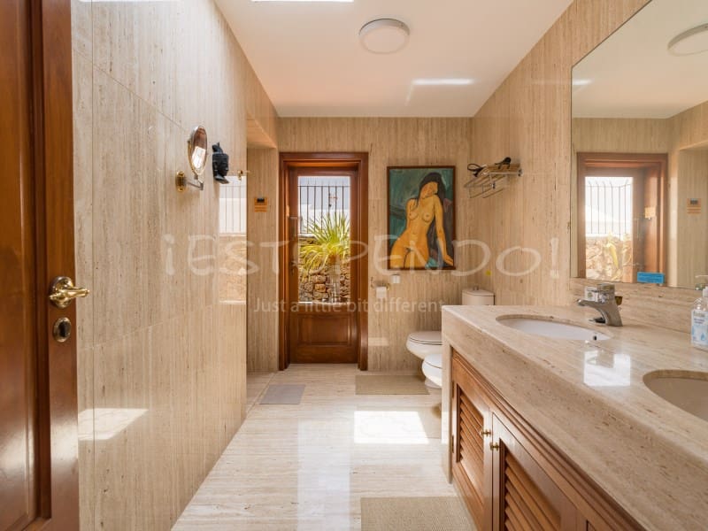 5 bedroom Villa for sale in Arrecife with garage - € 1,045,000 (Ref: 9888735)
