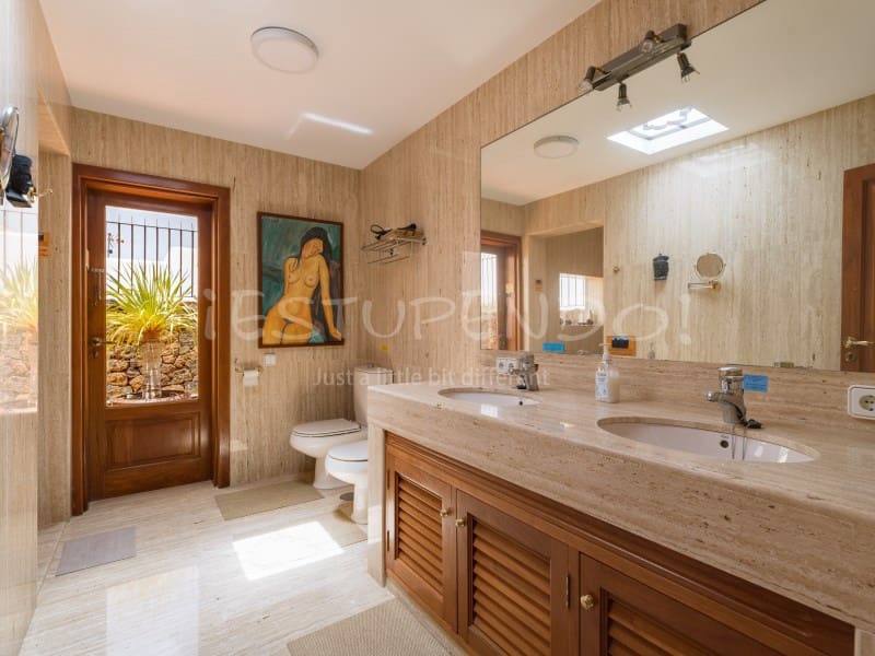 5 bedroom Villa for sale in Arrecife with garage - € 1,045,000 (Ref: 9888735)