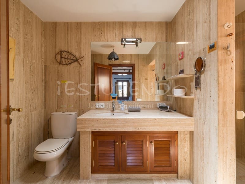 5 bedroom Villa for sale in Arrecife with garage - € 1,045,000 (Ref: 9888735)
