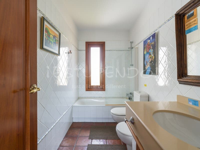 5 bedroom Villa for sale in Arrecife with garage - € 1,045,000 (Ref: 9888735)