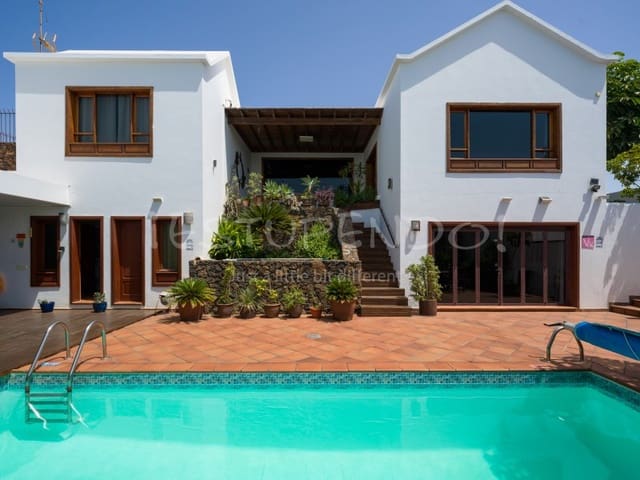5 bedroom Villa for sale in Arrecife with garage - € 1,045,000 (Ref: 9888735)