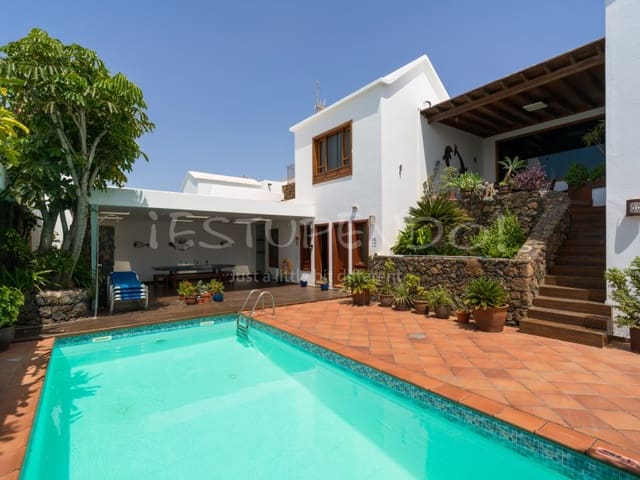 5 bedroom Villa for sale in Arrecife with garage - € 1,045,000 (Ref: 9888735)