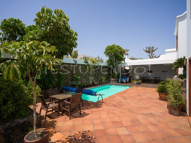 5 bedroom Villa for sale in Arrecife with garage - € 1,045,000 (Ref: 9888735)
