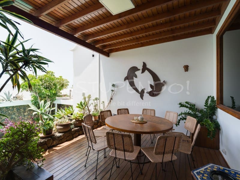 5 bedroom Villa for sale in Arrecife with garage - € 1,045,000 (Ref: 9888735)