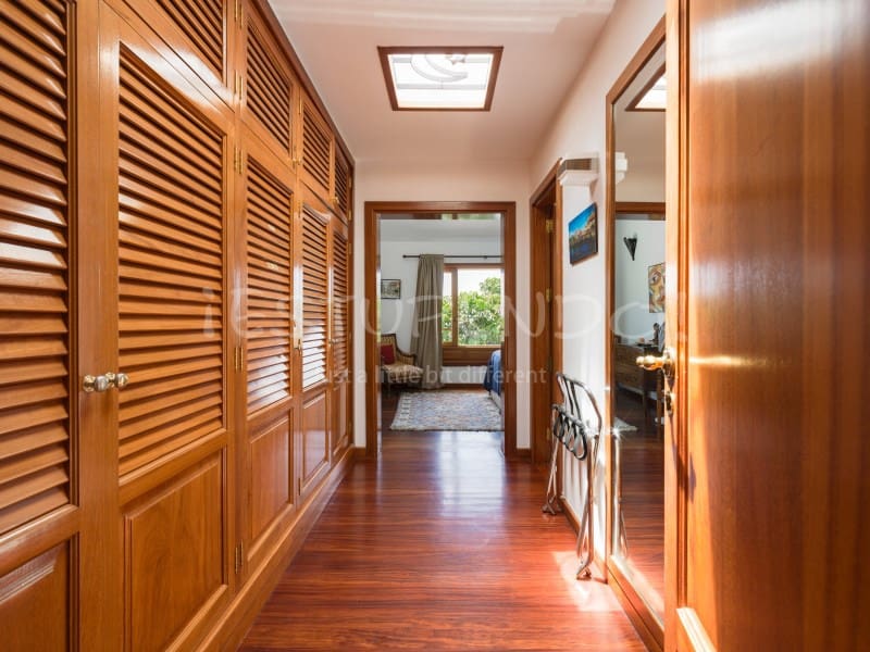 5 bedroom Villa for sale in Arrecife with garage - € 1,045,000 (Ref: 9888735)