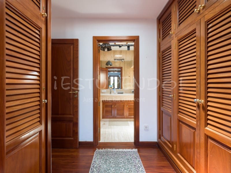 5 bedroom Villa for sale in Arrecife with garage - € 1,045,000 (Ref: 9888735)