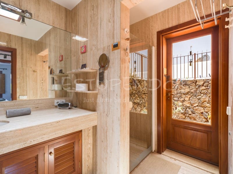 5 bedroom Villa for sale in Arrecife with garage - € 1,045,000 (Ref: 9888735)