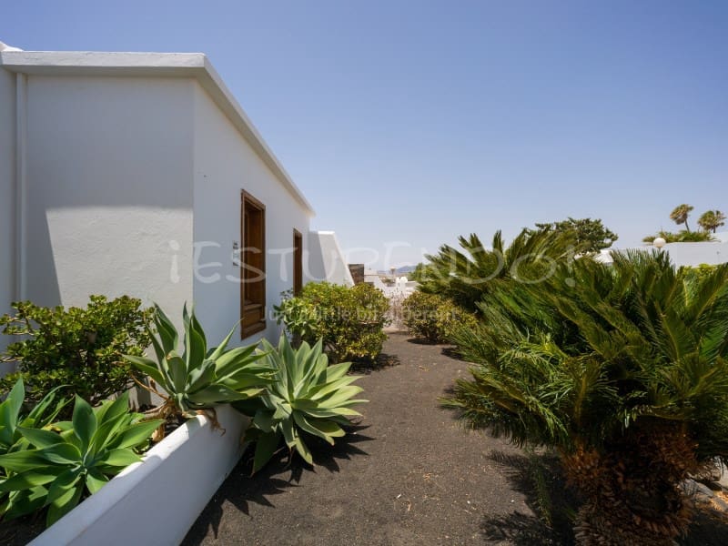 5 bedroom Villa for sale in Arrecife with garage - € 1,045,000 (Ref: 9888735)