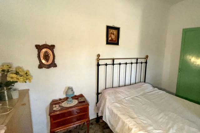 4 slaapkamer Huis te koop in Oria met garage - € 75.000 (Ref: 10133138)
