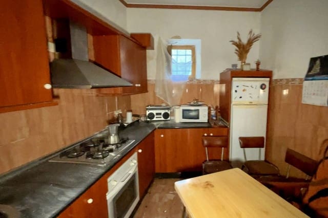 4 slaapkamer Huis te koop in Oria met garage - € 75.000 (Ref: 10133138)