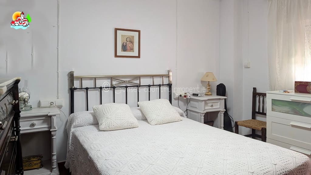 3 sypialnia Bungalow na sprzedaż w Loja z basenem garażem - 295 000 € (Ref: 10033299)