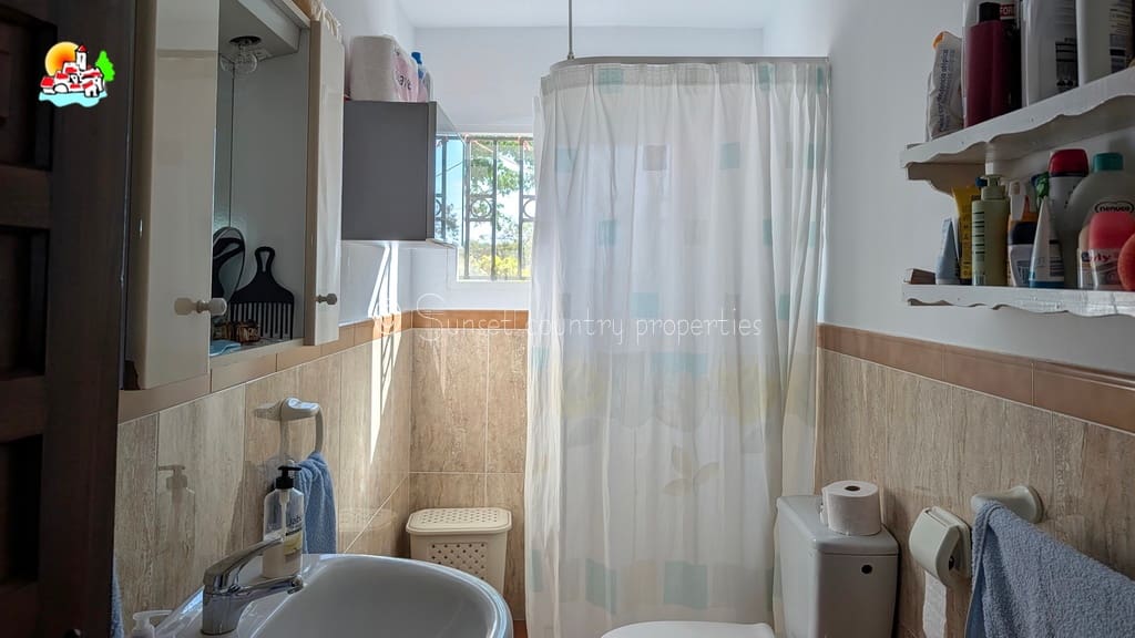 3 sypialnia Bungalow na sprzedaż w Loja z basenem garażem - 295 000 € (Ref: 10033299)