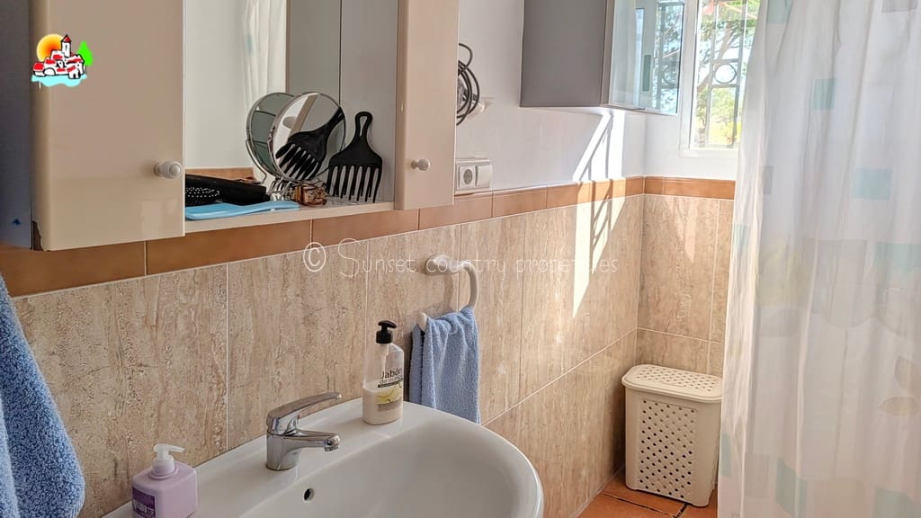 3 sypialnia Bungalow na sprzedaż w Loja z basenem garażem - 295 000 € (Ref: 10033299)