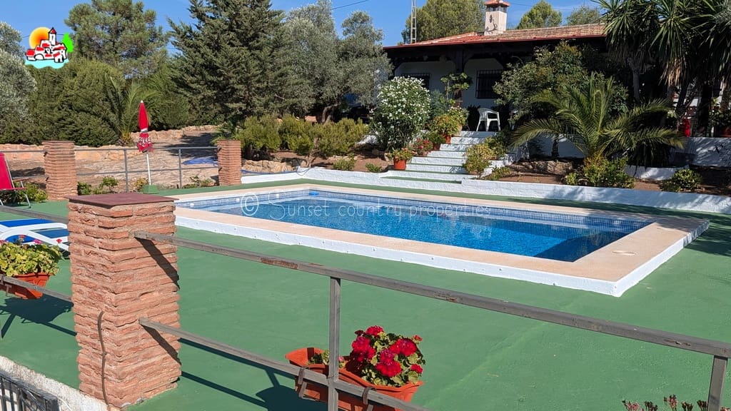 3 sypialnia Bungalow na sprzedaż w Loja z basenem garażem - 295 000 € (Ref: 10033299)