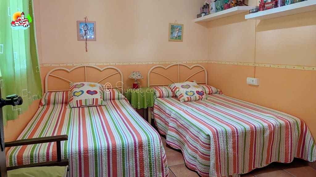 3 sypialnia Bungalow na sprzedaż w Loja z basenem garażem - 295 000 € (Ref: 10033299)
