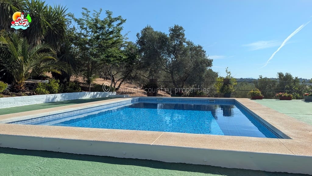 3 sypialnia Bungalow na sprzedaż w Loja z basenem garażem - 295 000 € (Ref: 10033299)