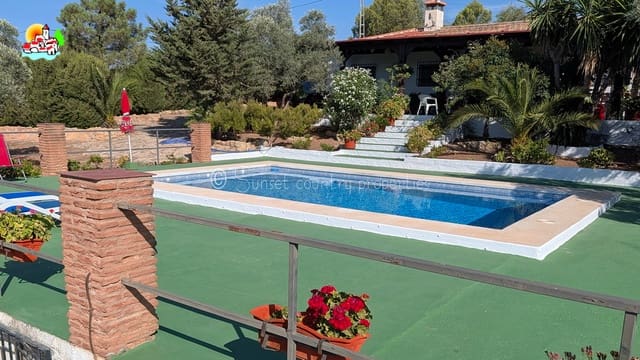 3 sypialnia Bungalow na sprzedaż w Loja z basenem garażem - 295 000 € (Ref: 10033299)