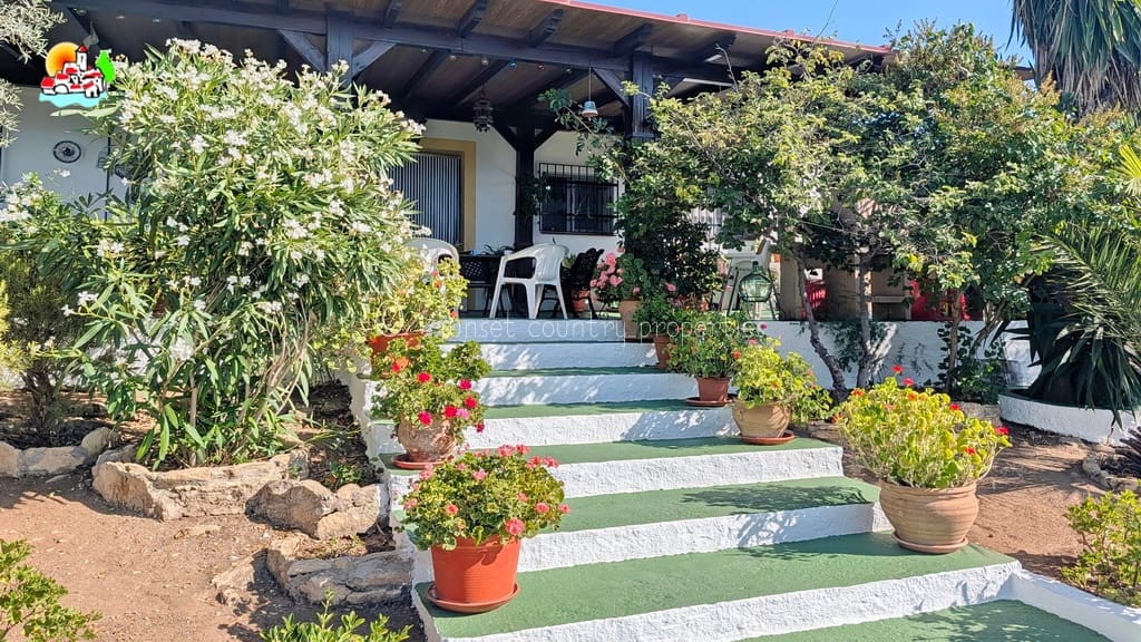 3 sypialnia Bungalow na sprzedaż w Loja z basenem garażem - 295 000 € (Ref: 10033299)
