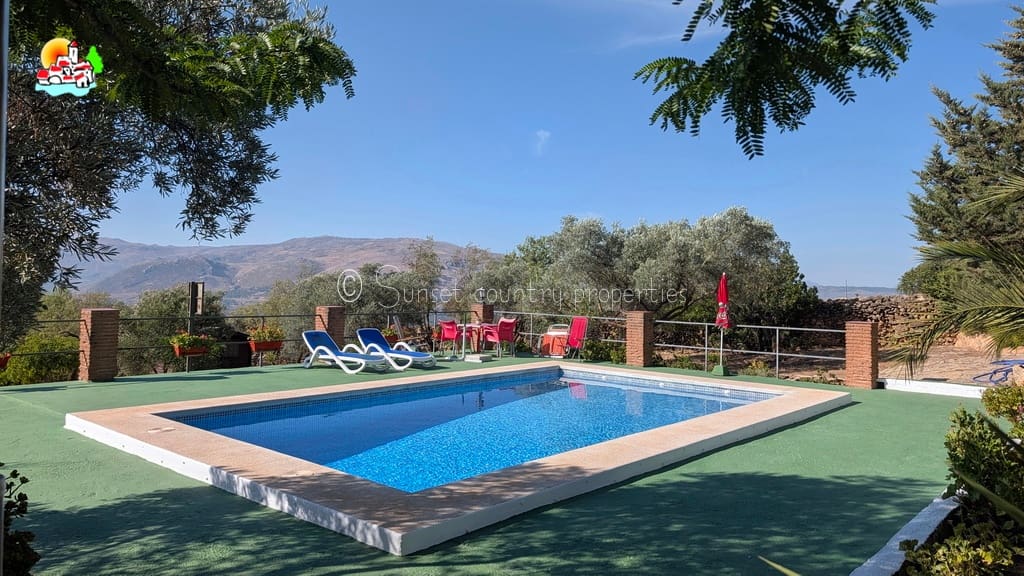 3 sypialnia Bungalow na sprzedaż w Loja z basenem garażem - 295 000 € (Ref: 10033299)