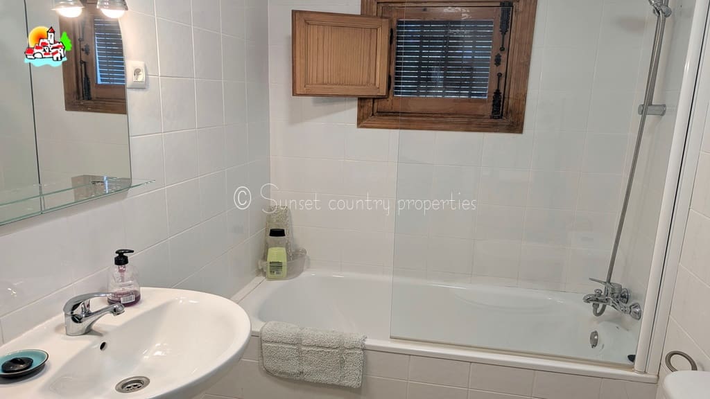 4 sypialnia Finka/Dom wiejski na sprzedaż w Iznajar z basenem garażem - 375 000 € (Ref: 10033314)