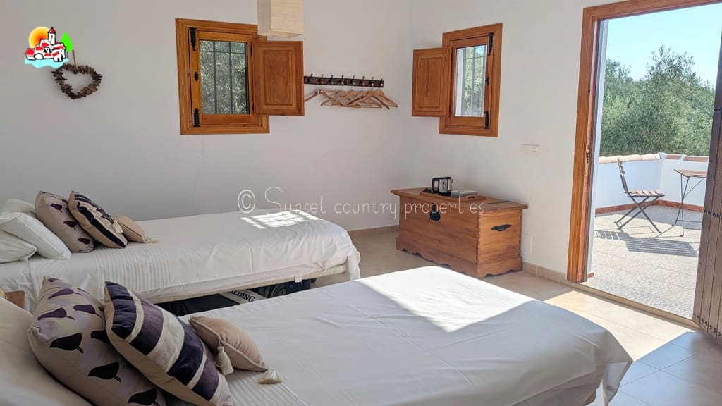 4 sypialnia Finka/Dom wiejski na sprzedaż w Iznajar z basenem garażem - 375 000 € (Ref: 10033314)
