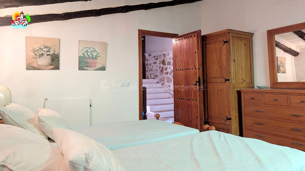 5 sypialnia Finka/Dom wiejski na sprzedaż w Iznajar z basenem garażem - 445 000 € (Ref: 10033339)