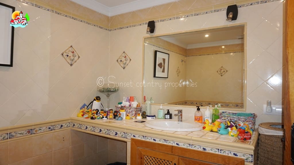 6 sypialnia Finka/Dom wiejski na sprzedaż w Iznajar z basenem - 469 000 € (Ref: 10100999)