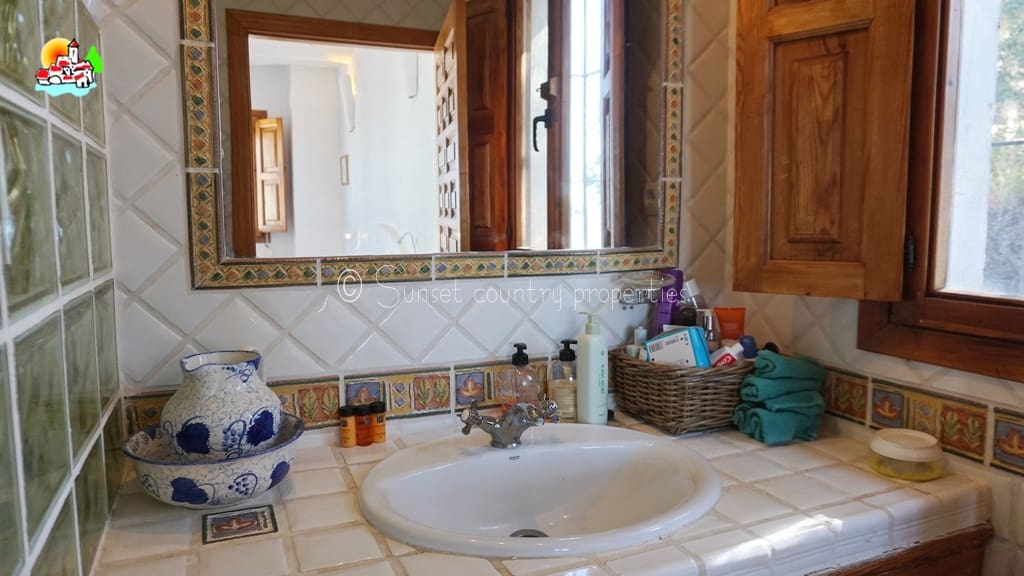 6 sypialnia Finka/Dom wiejski na sprzedaż w Iznajar z basenem - 469 000 € (Ref: 10100999)