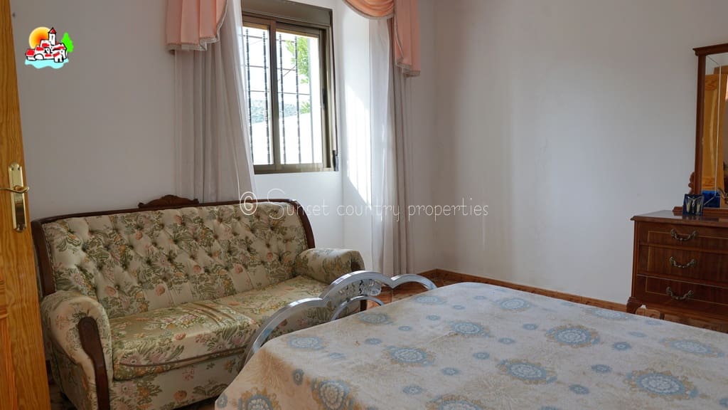 4 bedroom Finca/Country House for sale in Algarinejo with garage - € 169,000 (Ref: 10145268)