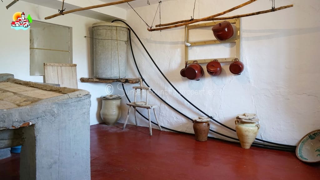 4 bedroom Finca/Country House for sale in Algarinejo with garage - € 169,000 (Ref: 10145268)