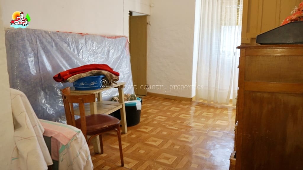 4 bedroom Finca/Country House for sale in Algarinejo with garage - € 169,000 (Ref: 10145268)