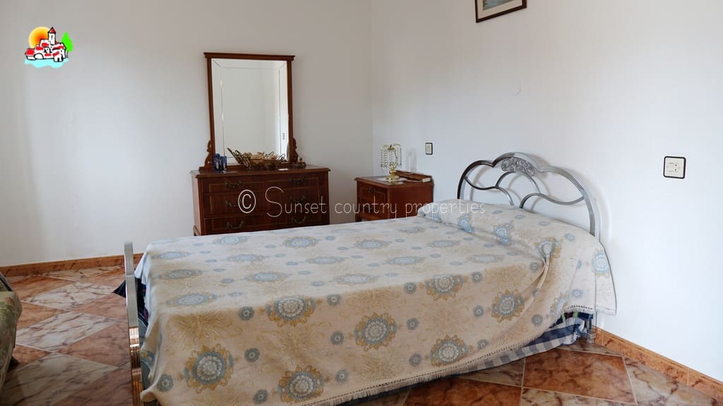 4 bedroom Finca/Country House for sale in Algarinejo with garage - € 169,000 (Ref: 10145268)