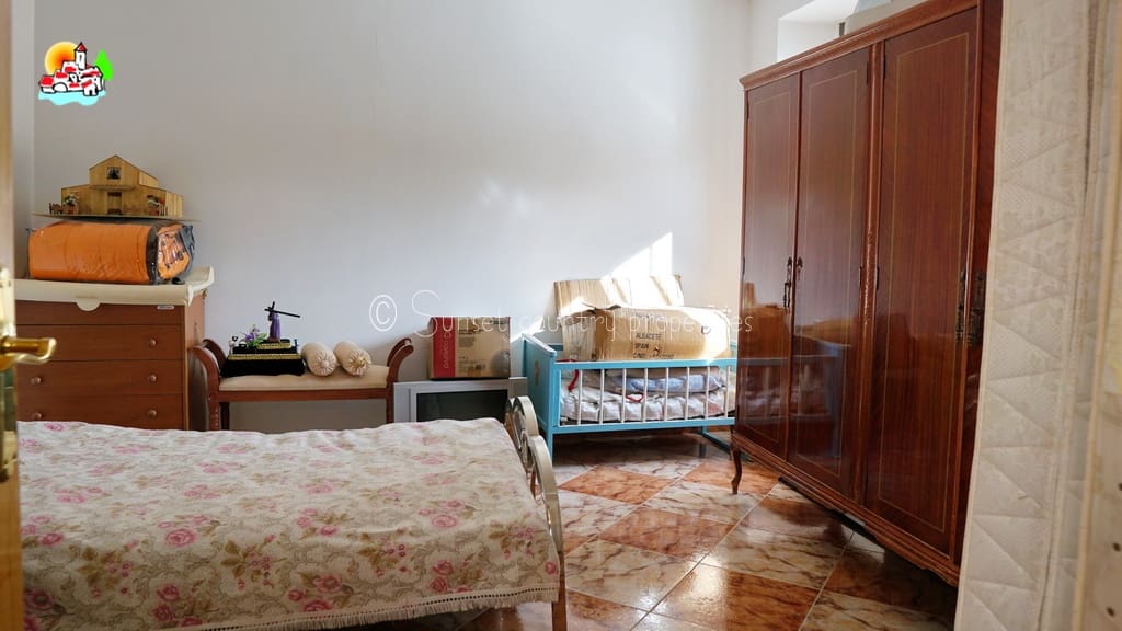 4 bedroom Finca/Country House for sale in Algarinejo with garage - € 169,000 (Ref: 10145268)