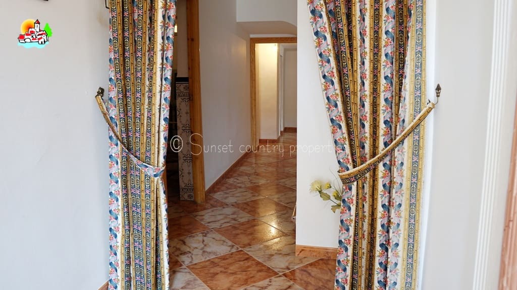 4 bedroom Finca/Country House for sale in Algarinejo with garage - € 169,000 (Ref: 10145268)