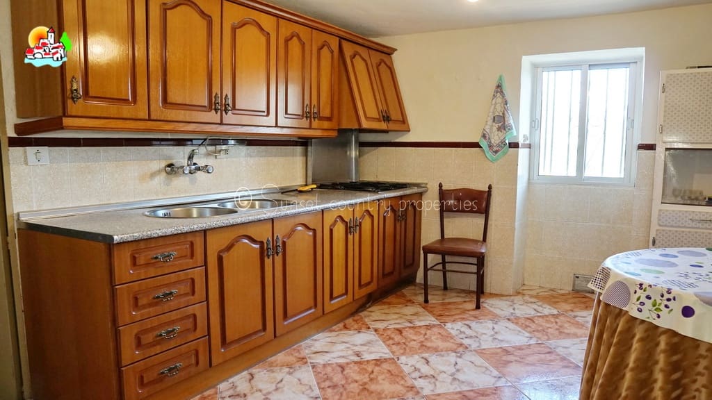4 bedroom Finca/Country House for sale in Algarinejo with garage - € 169,000 (Ref: 10145268)