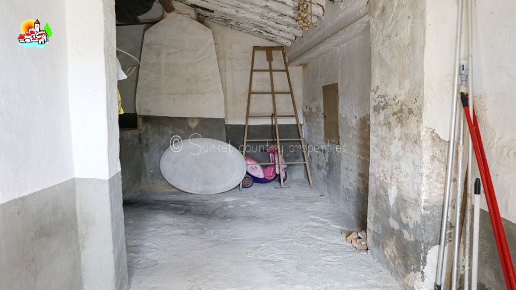 4 bedroom Finca/Country House for sale in Algarinejo with garage - € 169,000 (Ref: 10145268)