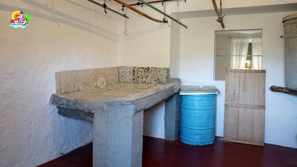 4 bedroom Finca/Country House for sale in Algarinejo with garage - € 169,000 (Ref: 10145268)