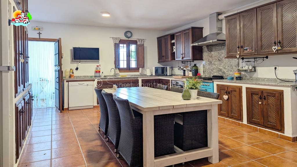 9 bedroom Guesthouse/B & B for sale in Iznajar with pool garage - € 890,000 (Ref: 10145269)