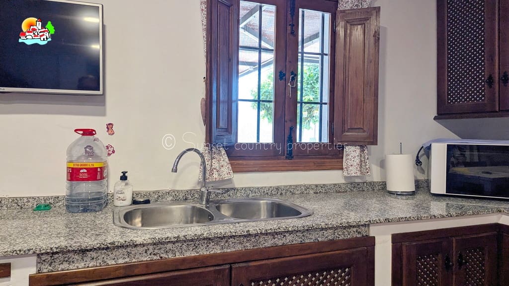 9 bedroom Guesthouse/B & B for sale in Iznajar with pool garage - € 890,000 (Ref: 10145269)
