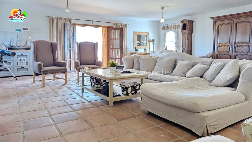 9 bedroom Guesthouse/B & B for sale in Iznajar with pool garage - € 890,000 (Ref: 10145269)