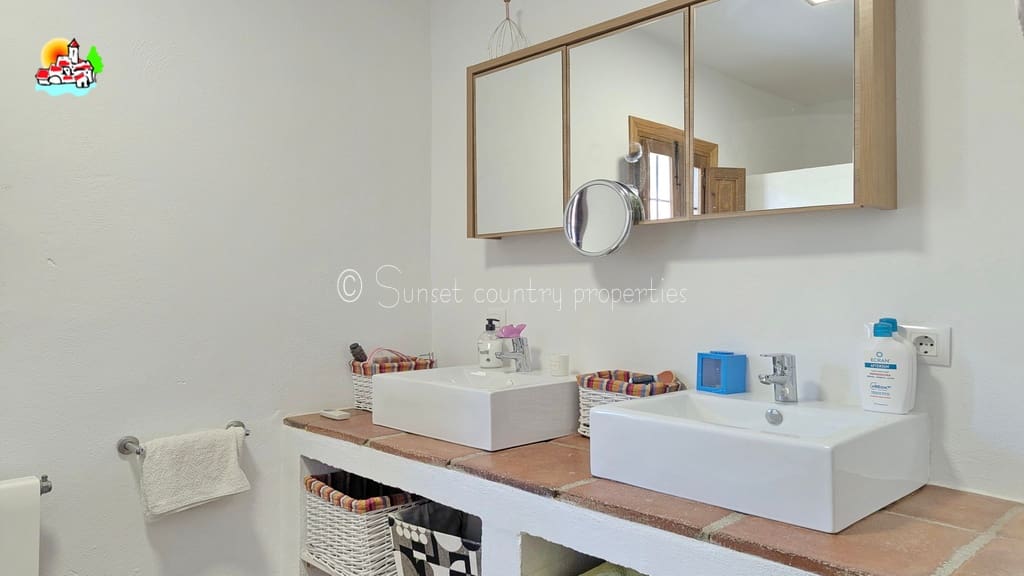 9 bedroom Guesthouse/B & B for sale in Iznajar with pool garage - € 890,000 (Ref: 10145269)