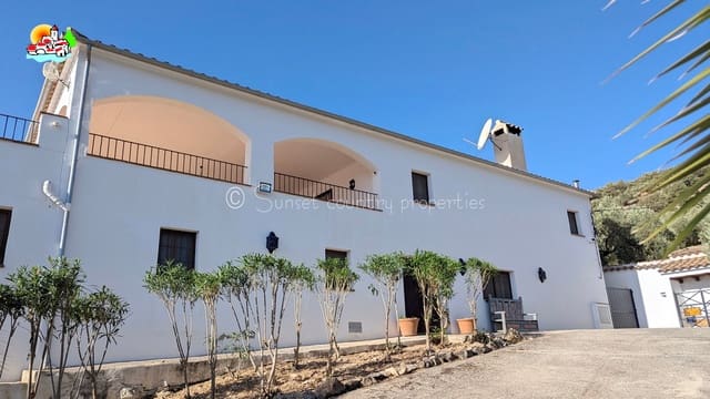 9 soverom Gjestgiveri/B&B til salgs i Iznájar med svømmebasseng garasje - € 890 000 (Ref: 10145269)