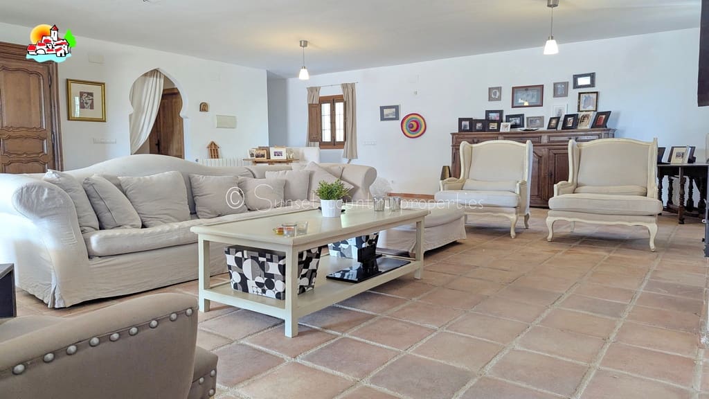 9 bedroom Guesthouse/B & B for sale in Iznajar with pool garage - € 890,000 (Ref: 10145269)