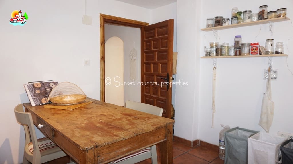 4 soveværelse Finca/Landehus til salg i Iznajar - € 189.000 (Ref: 8008042)