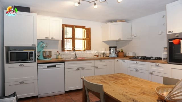 4 soveværelse Finca/Landehus til salg i Iznájar - € 189.000 (Ref: 8008042)