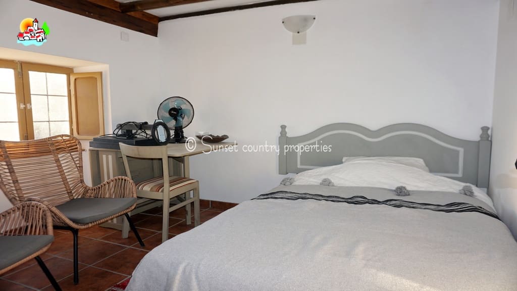 4 soveværelse Finca/Landehus til salg i Iznajar - € 189.000 (Ref: 8008042)