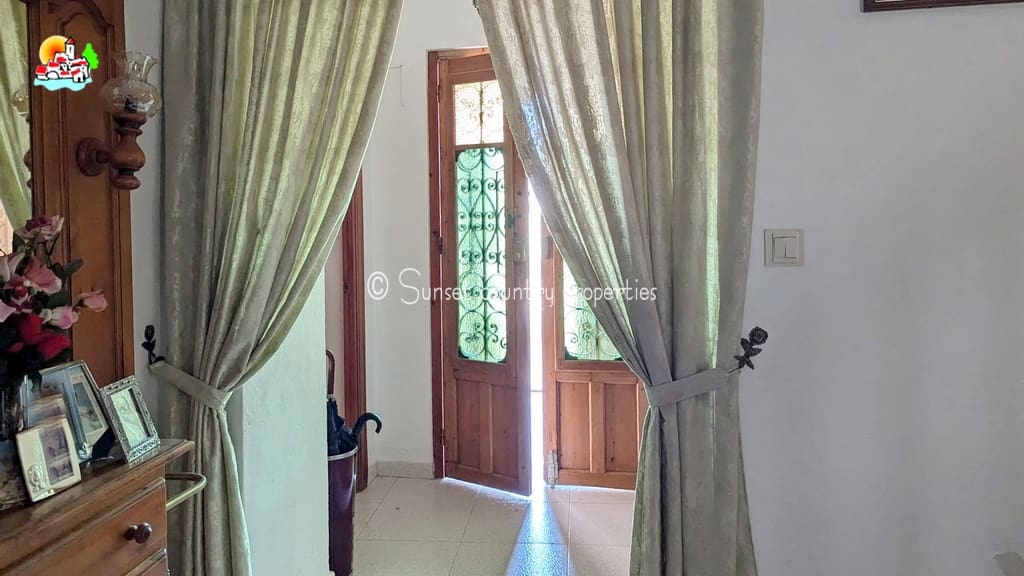 4 soveværelse Byhus til salg i Iznajar - € 129.000 (Ref: 8513796)